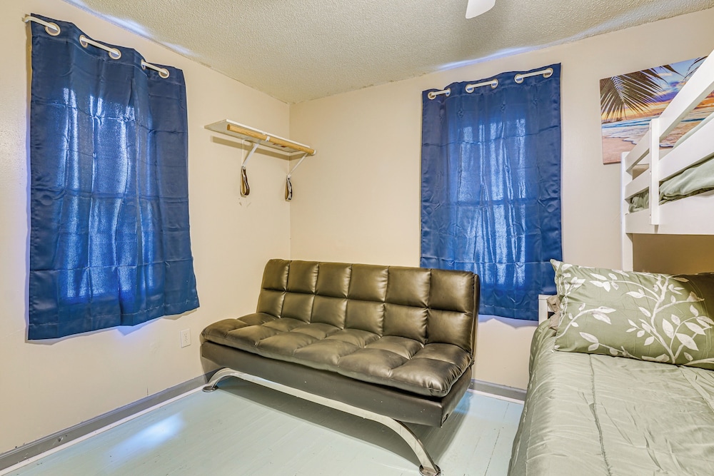 3 Mi to Dtwn Fort Wayne: Home w/ Deck & Yard!