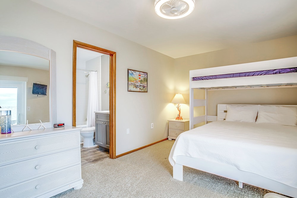Ocean City Getaway w/ Balcony, Steps to Boardwalk!