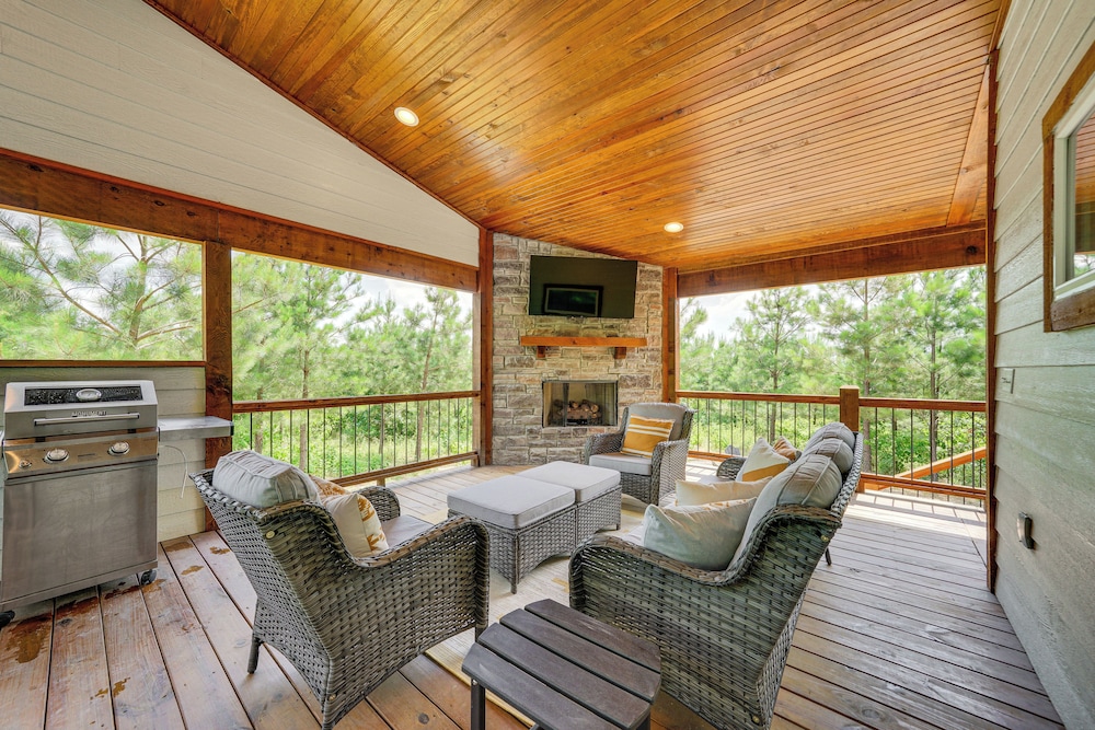 Tree-lined Broken Bow Studio Cabin w/ Hot Tub!