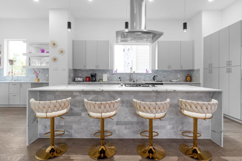 Perfect Houston Group Stay for 12 With 6 Beds 6 Baths