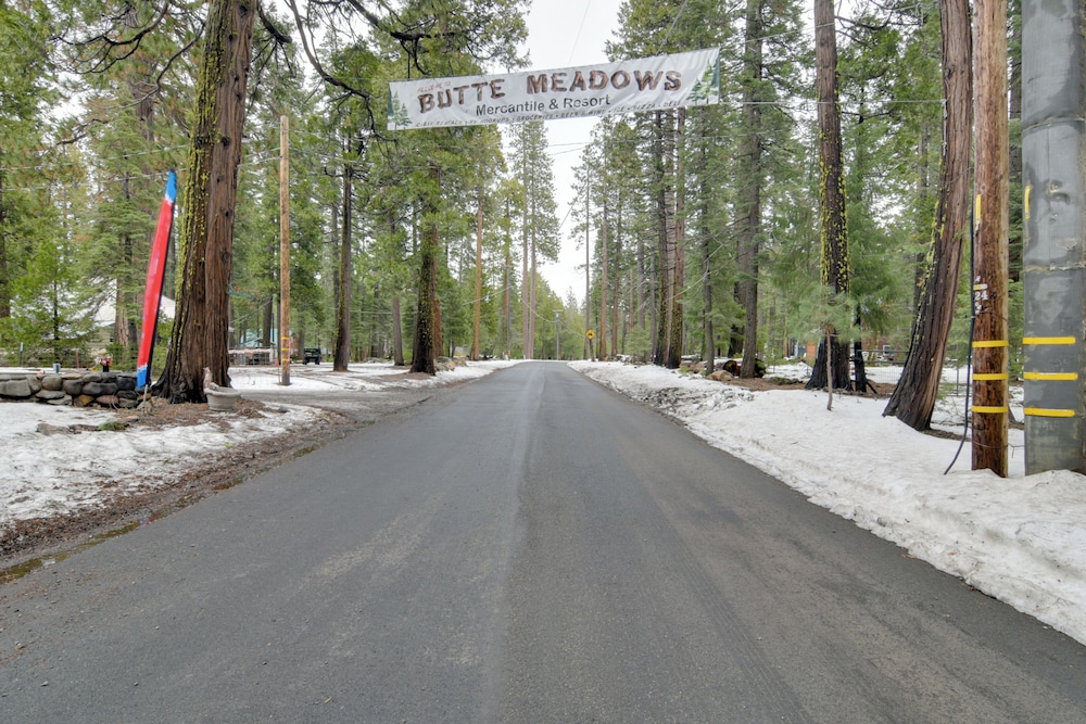 Fire Pit & Trails On-site: Butte Meadows Retreat!