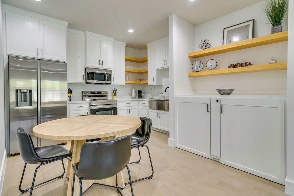 Modern Comfort: Brownsville Home Near Dtwn