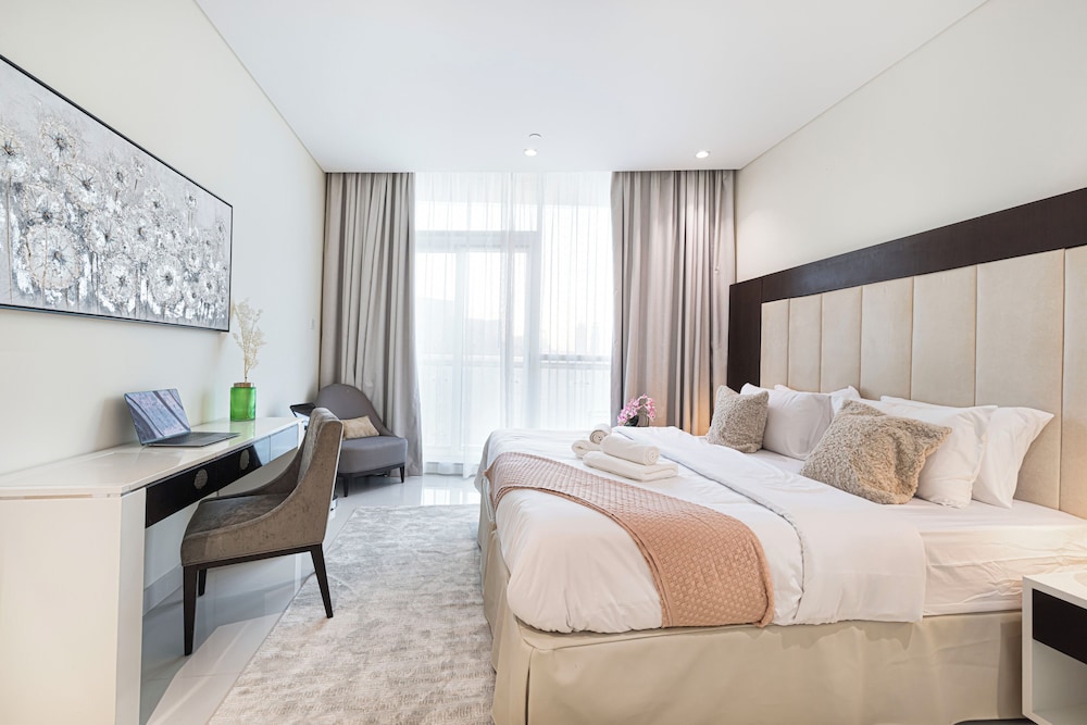 DAMAC Suites by Hostiva – Burj & Fountain