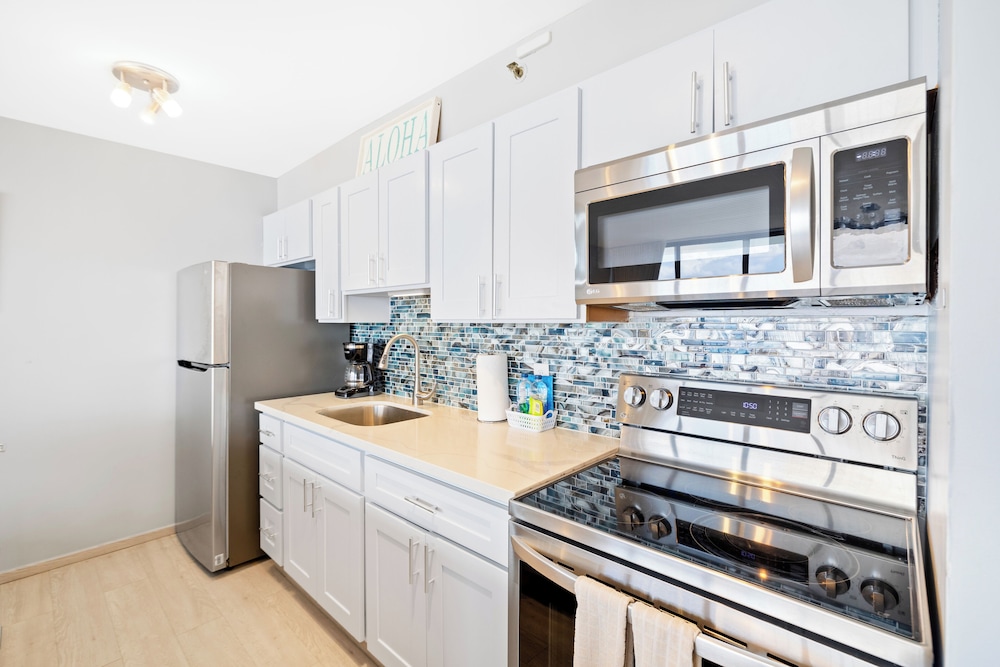 High Floor Ocean View Condo (King Bed and Parking): kitchen photo