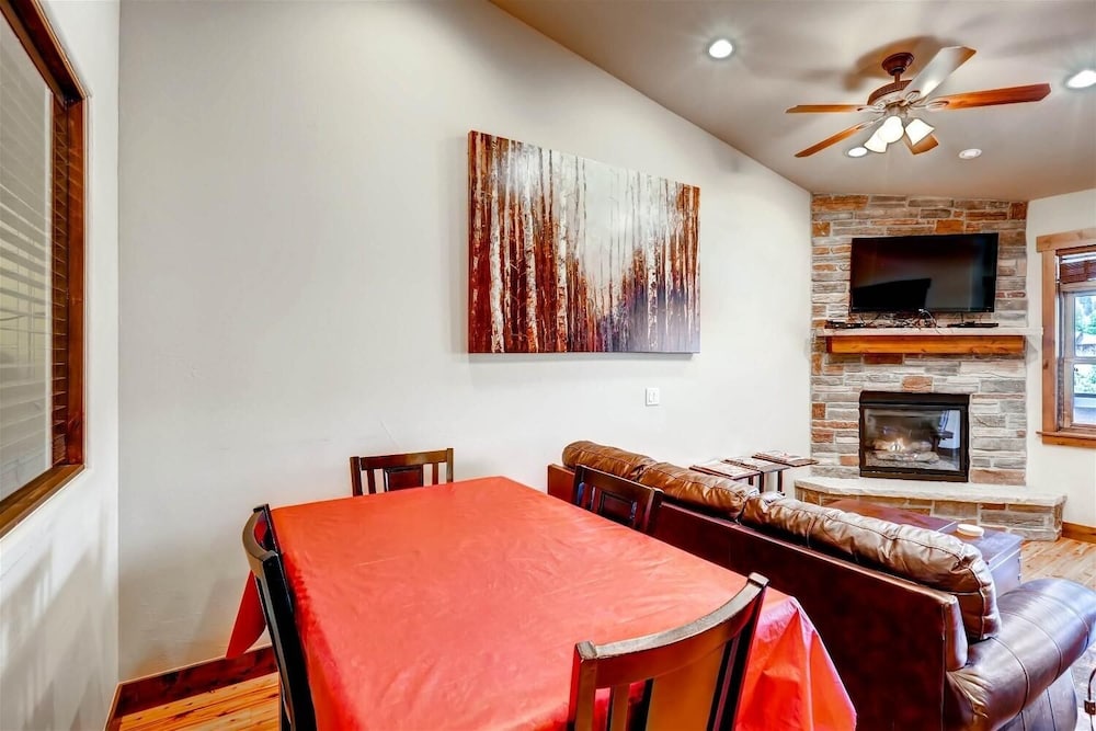 Boulevard Bend P2 3 Bedroom Condo by RedAwning