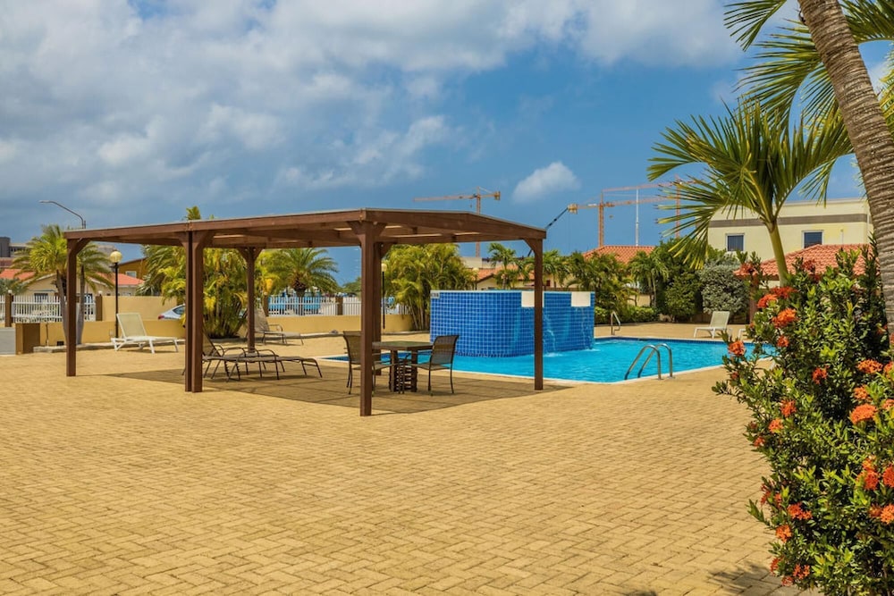2BR 3min Walk 2 Eagle Beach Pool GYM Parking