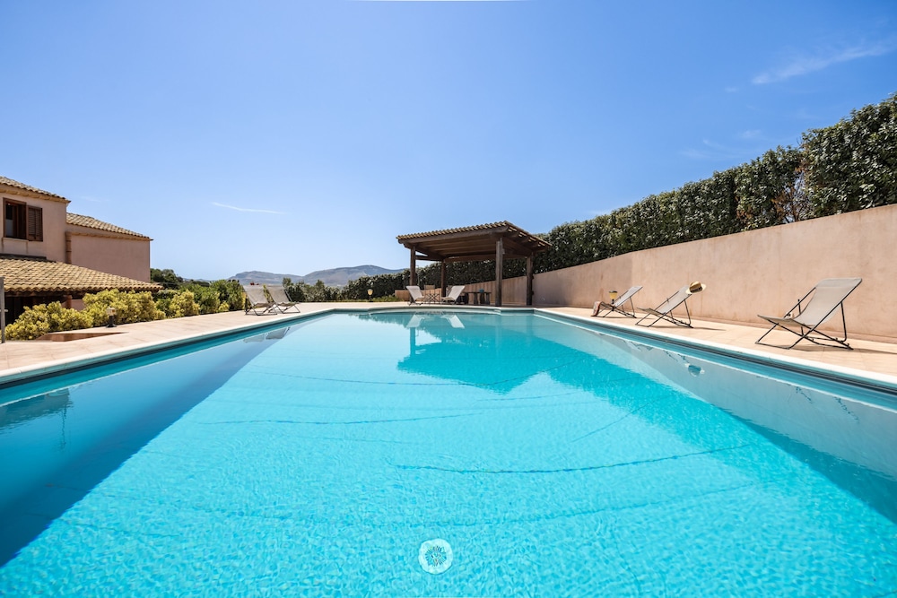 Villa sui Colli Ericini con Piscina by Wonderful Italy
