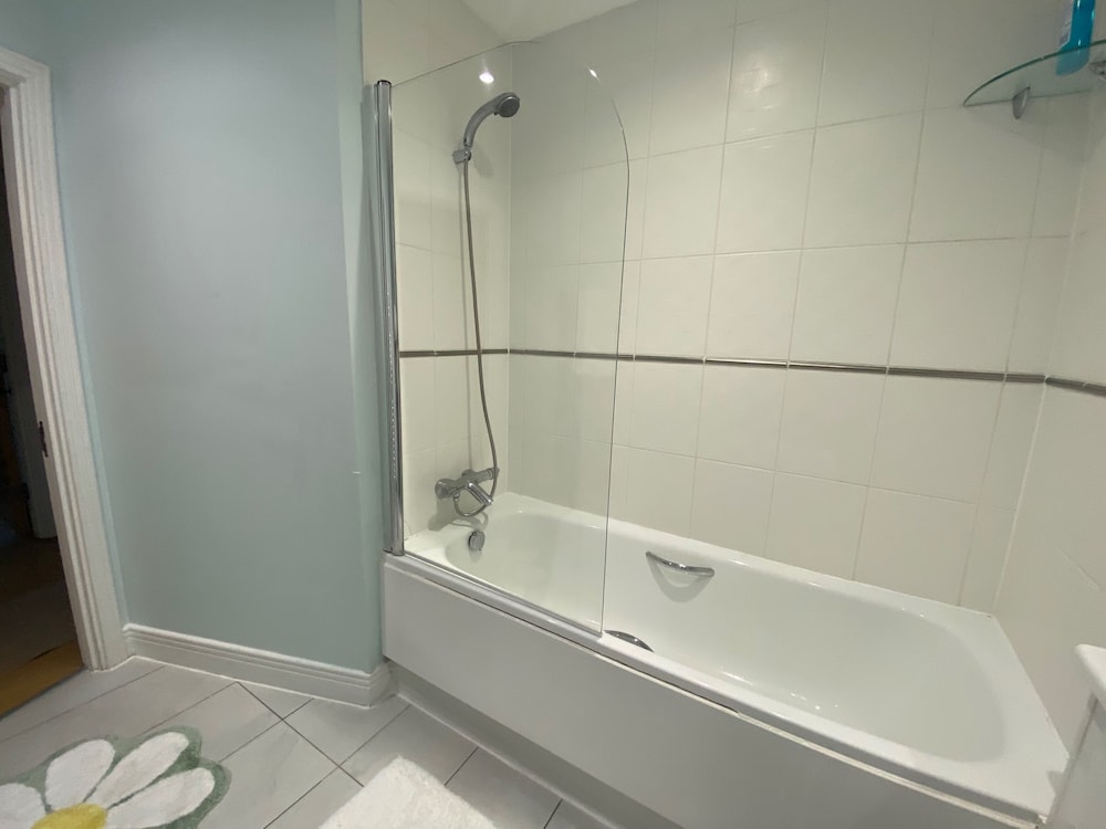 2 Bed Flat - Sleeps 4 - Parking - Wifi