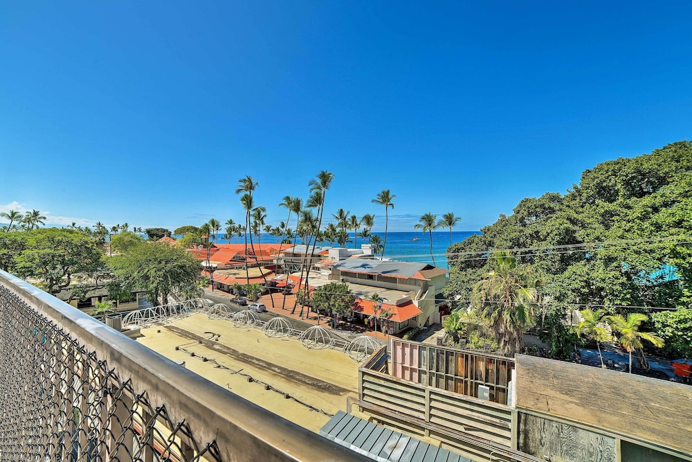 Downtown Air Conditioned Condo: Walk to Beaches