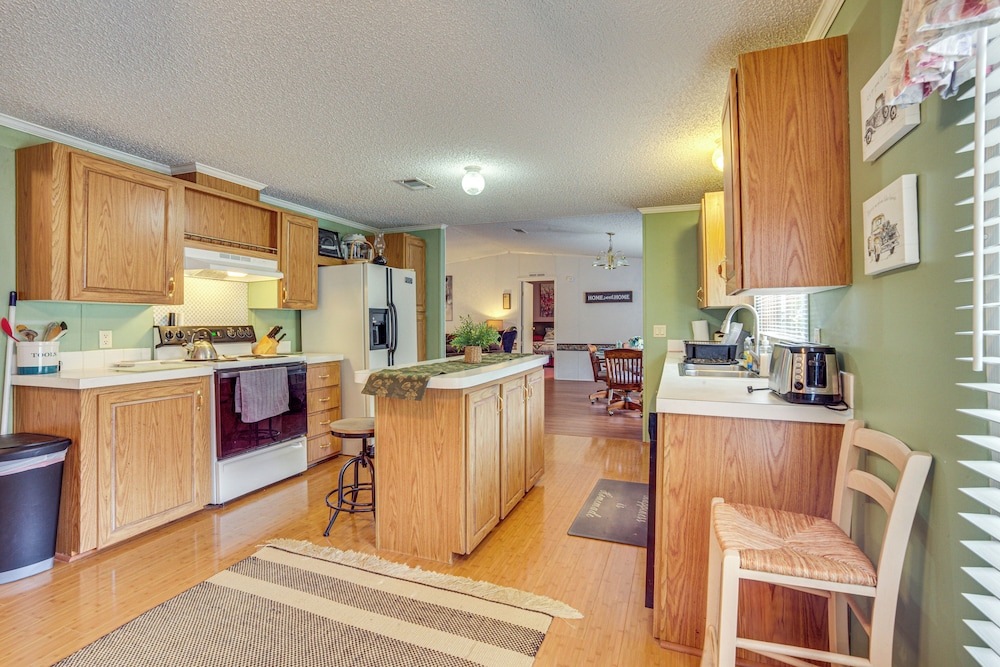 Near Historical Sites: Quiet St Helena Island Home