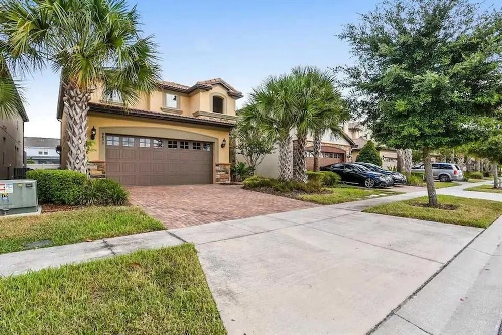 Gorgeous 5Bd w Private Pool Windsor Westside 8893