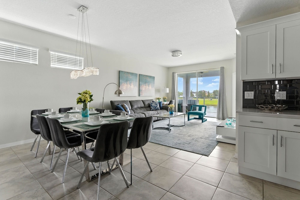 Beautiful Lakeview Retreat Near Disney