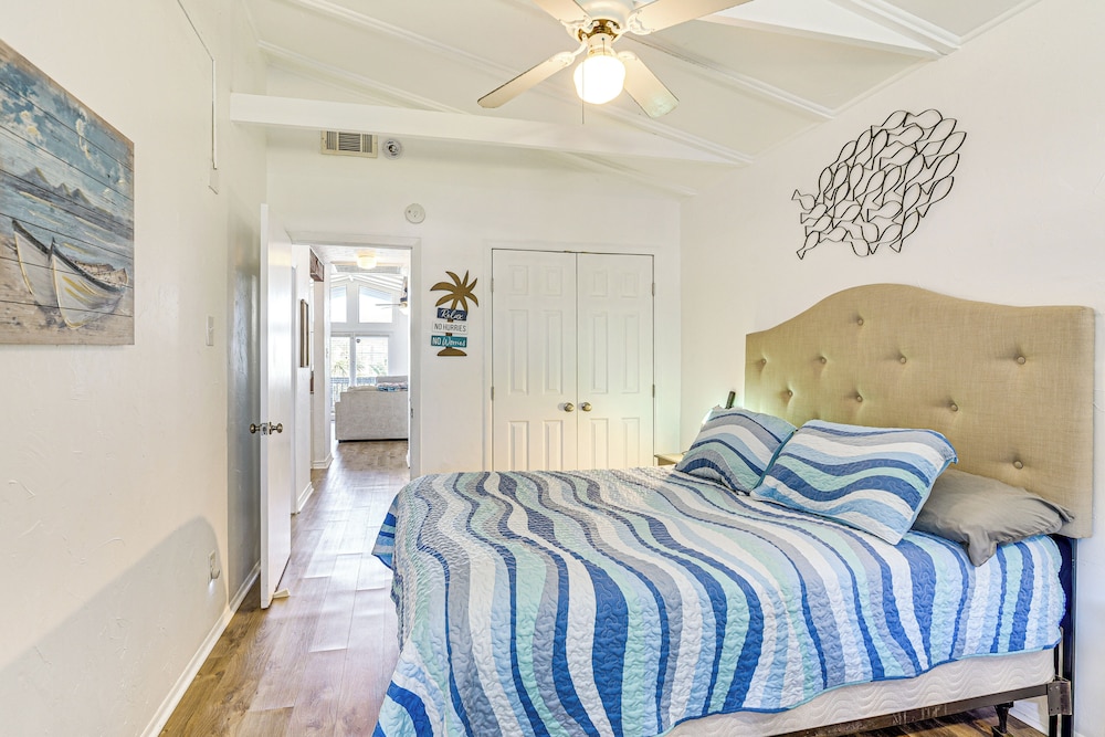 Walk to Beach: Ocean-view Home w/ Deck in Freeport