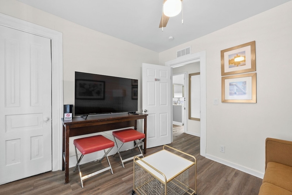 Detroit Escape: 2BR Apartment for 7 w/ Wifi
