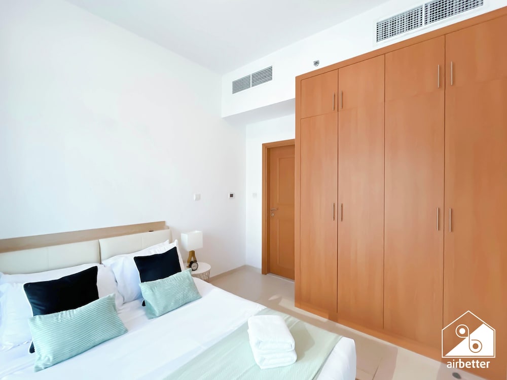 Prestige Marina Living 1BR Balcony, Pool & Gym