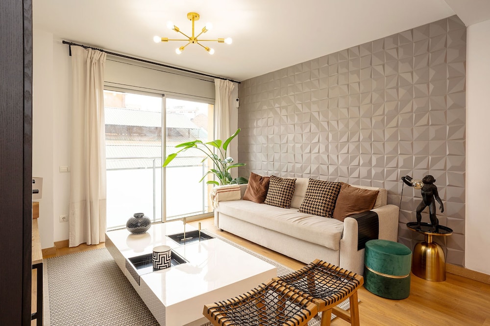 Modern Apartment Near Pl Espa a