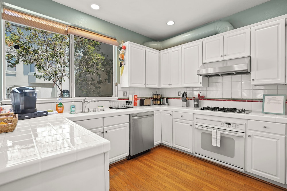 Beautiful 2BR in Silver Terrace