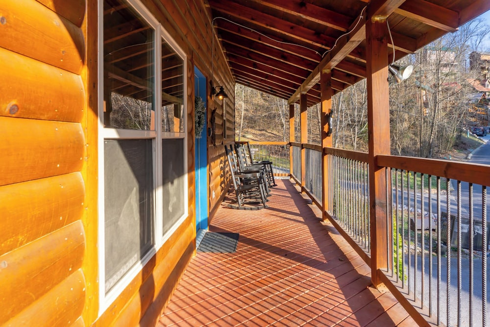 2 BR Pigeon Forge Home w/ Porch & Hot Tub