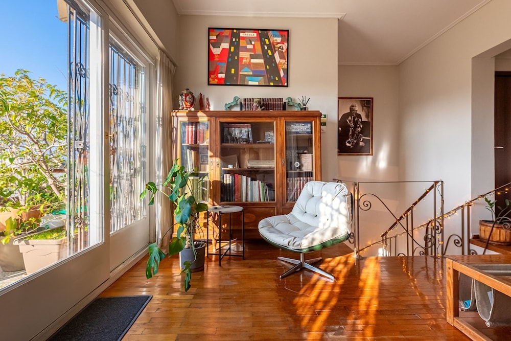 Chic 2BR Bright Penthouse With Open Wood Staircase