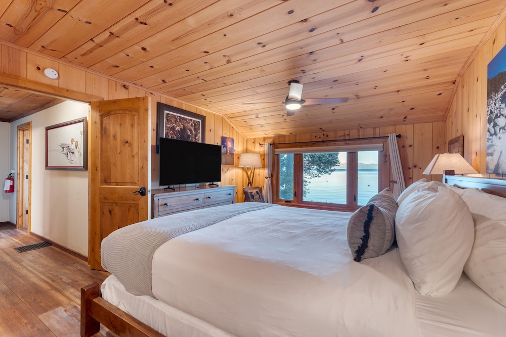 Lakefront Haven by Avantstay Minutes to Ski Resorts Private Dock Boat