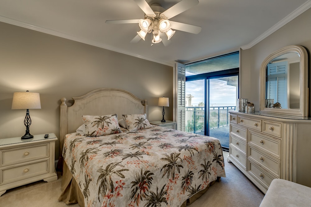 South Wind 301 4 Br condo by RedAwning