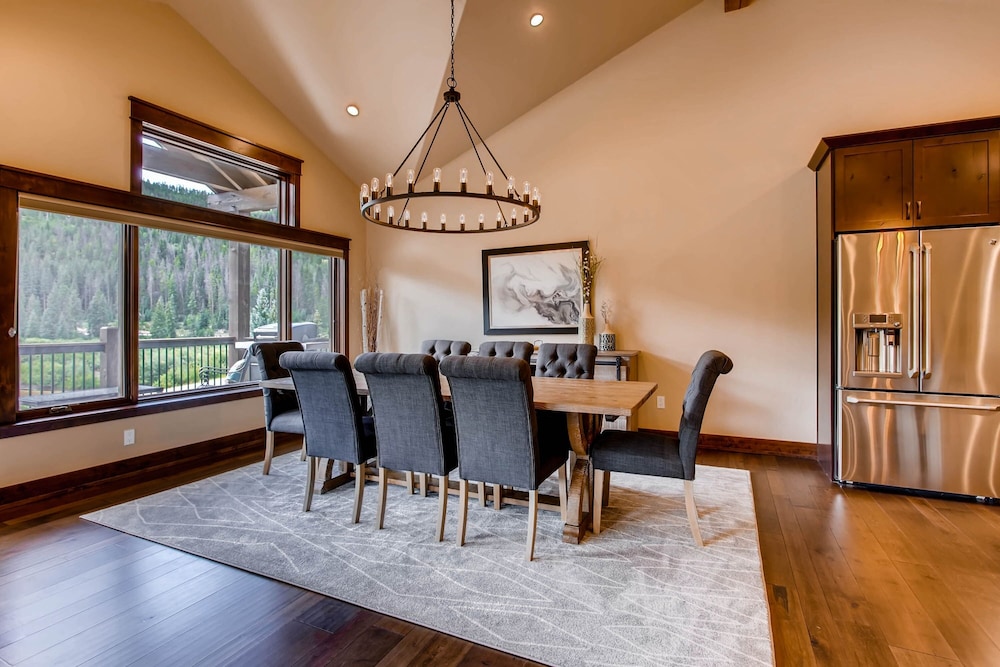 New 3bdr Luxury /sleeps 10 W Fireplace & Mountain Views 3 Bedroom Townhouse by RedAwning