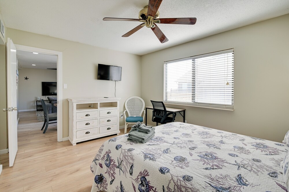 Walk to Beach + Pier: Myrtle Beach Getaway w/ Deck