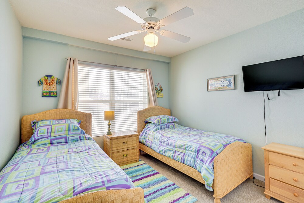 5th-floor Lakefront Condo: Elevator + Pool Access!