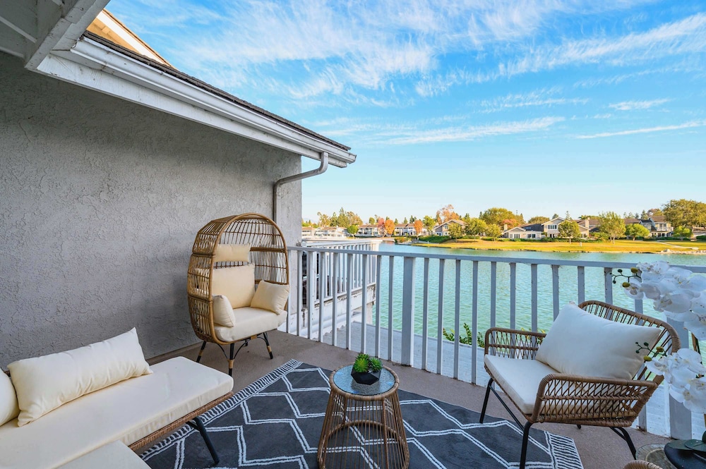 Waterfront Retreat With Stunning Views & Modern Co