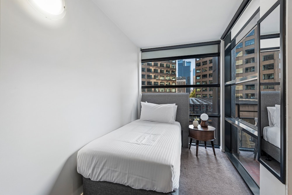 Chic Inner-city Stay With Balcony