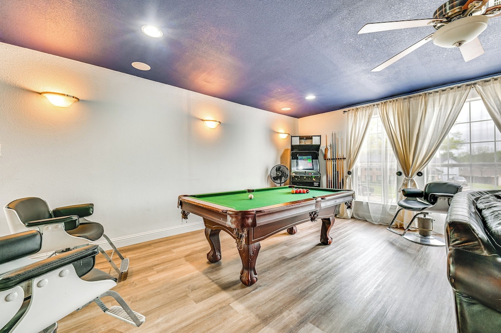 Spacious Family Home w/ Fenced Yard in DFW Area
