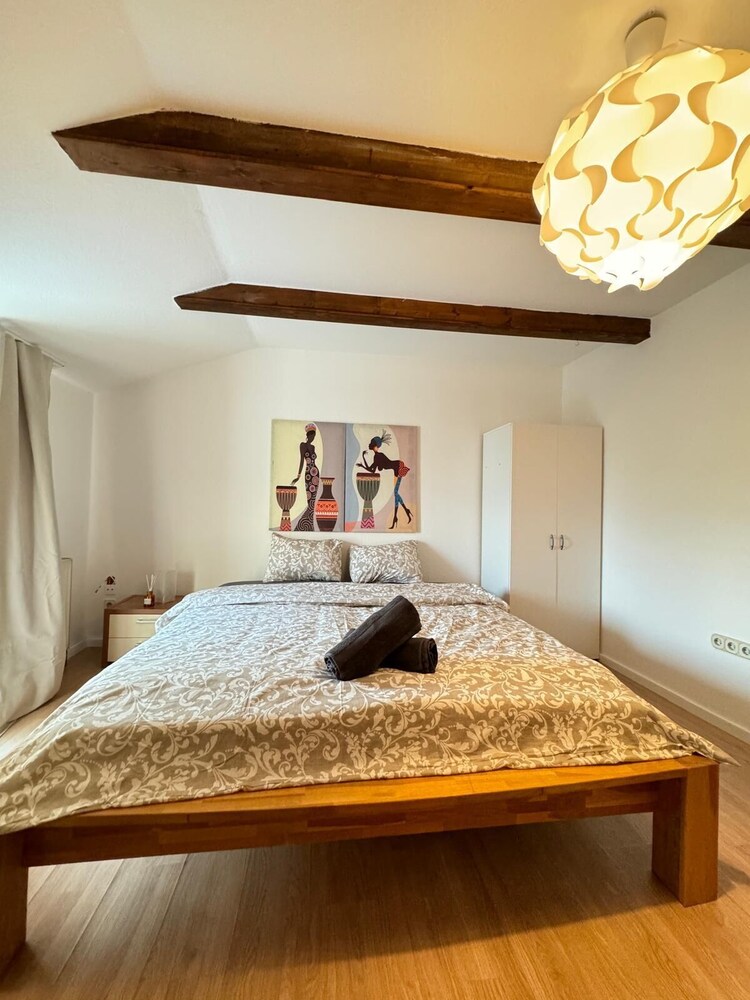 7 private Rooms in a spacious Villa