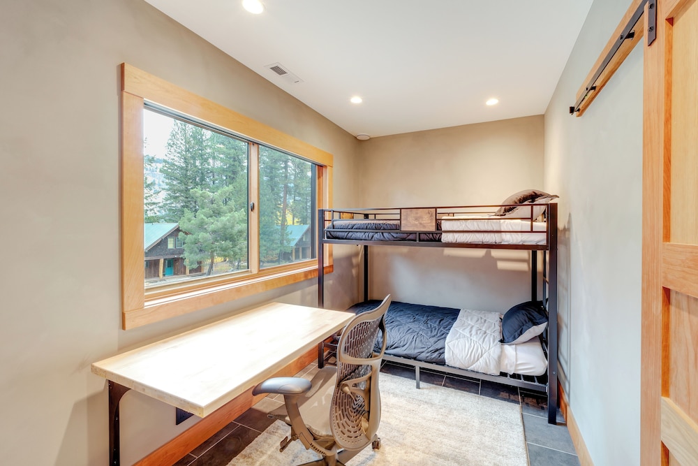 Luxe Valley Home w/ Sauna & Hot Tub Near Mazama view 2