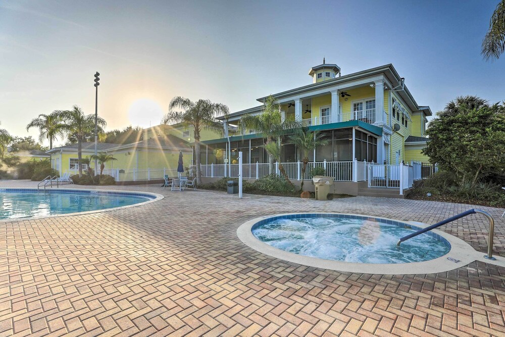 Vibrant Condo w/ Pool Access: 11 Mi to Disney