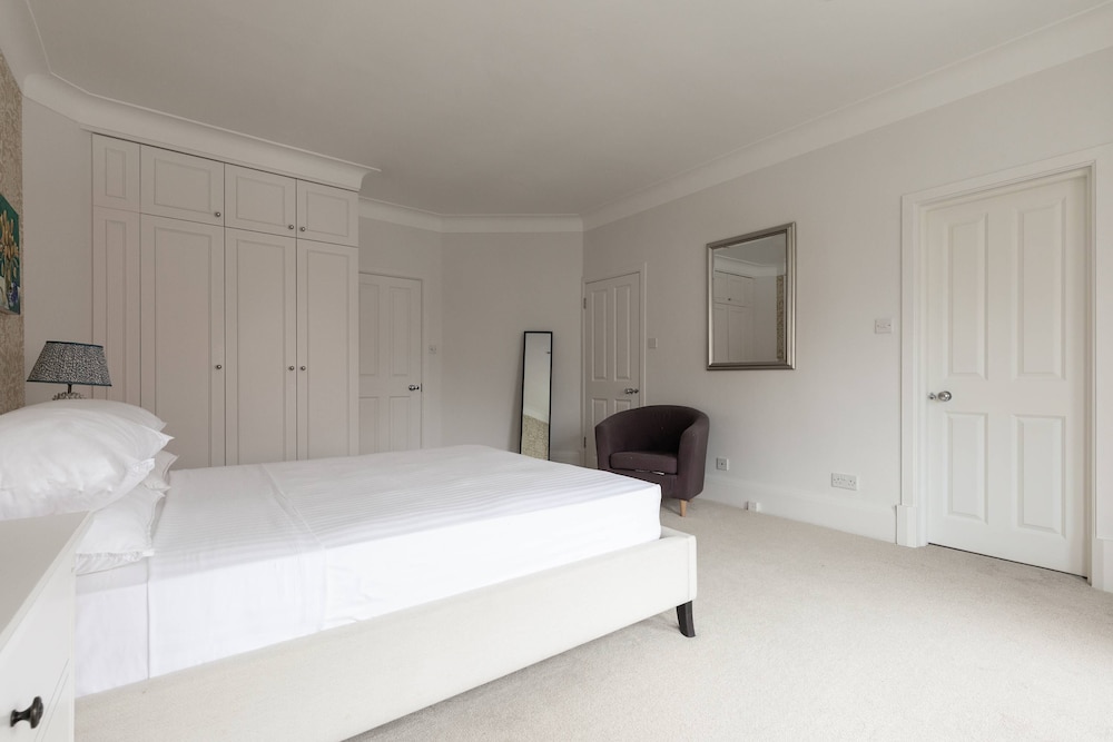 Sloane Avenue IV by Onefinestay