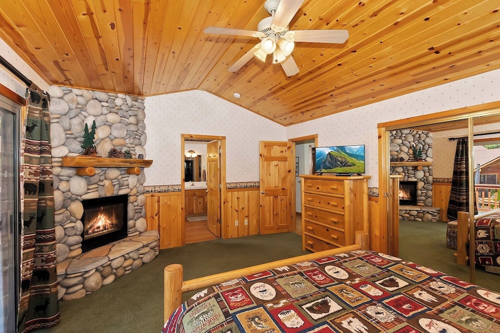 Teakwood Cozy Wood Cabin with Fireplace