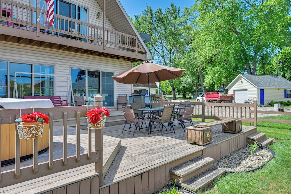Lakefront Warsaw Home w/ Private Dock + Golf Cart