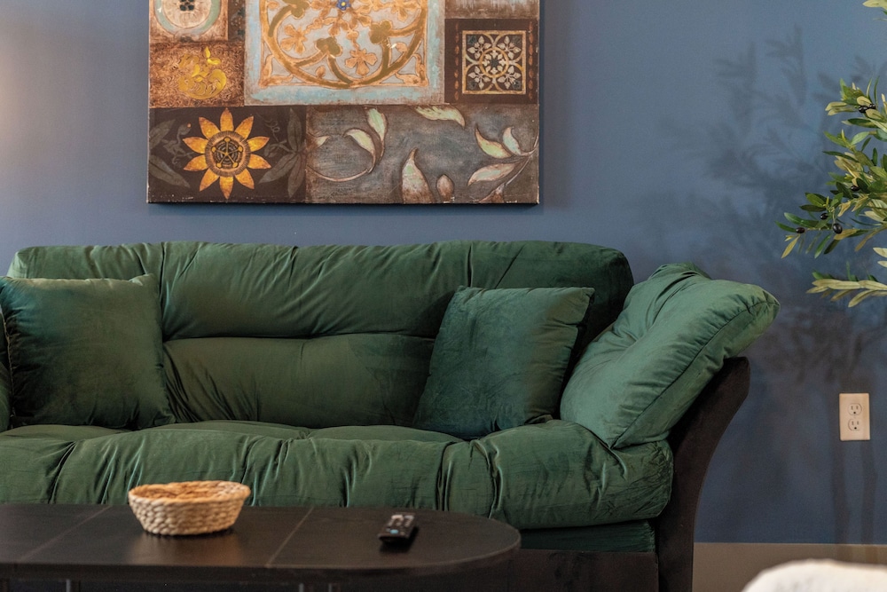 Monarch Apartments 15m to Parks, Pet Friendly, Free Parking by Heavenly Homes