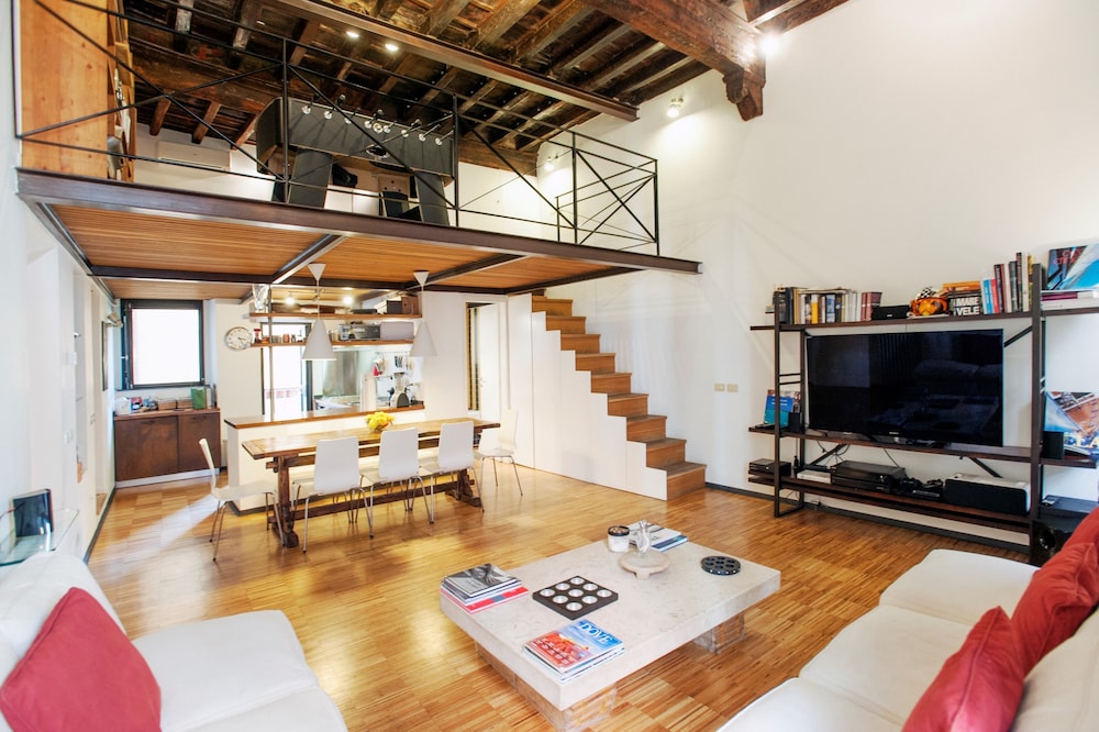 Portico - WR Apartments