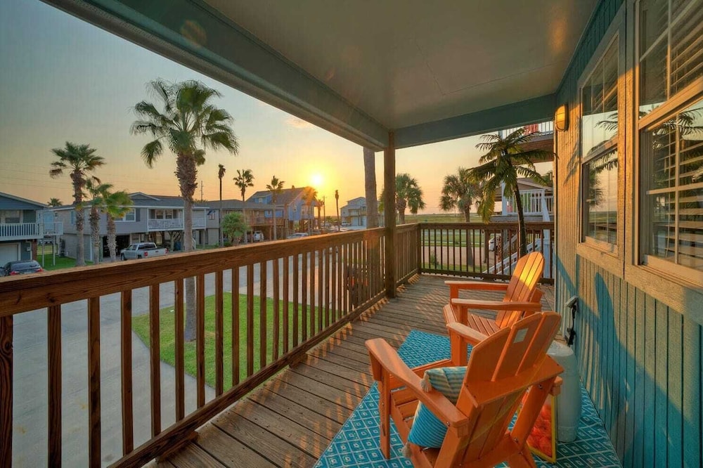 Sleeps 22 2 Homes w/ Private Pool, Game Room, Nature Views 7 BDR Avantstay