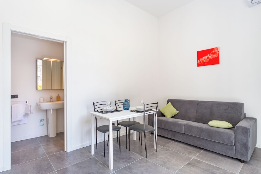 KHL apartments