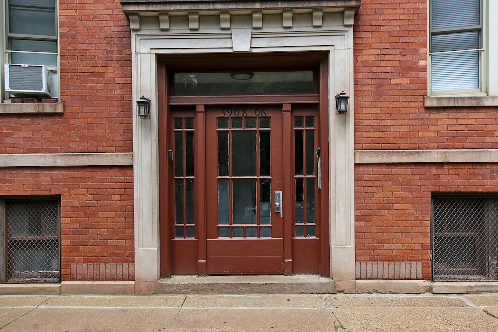 Chic 2BR Apt - Roscoe 1