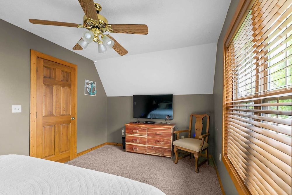 Walk to Lake: Lampe Cabin w/ Fireplace & Deck! view 3