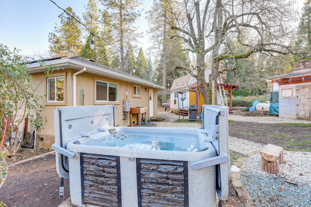 4 Mi to Dtwn Grass Valley: Forest Oasis w/ Hot Tub