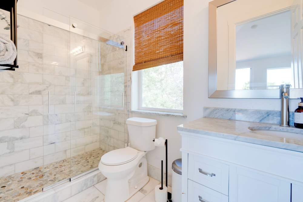 Stylish Apt Near Lake Travis w/ Entertainment