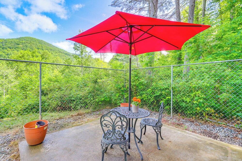 Cozy + Convenient Blairsville Cabin w/ Deck!