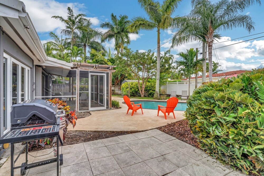 Mid Century Modern Pool Home In The Best Location! 2 Bedroom Home by RedAwning - Image 2