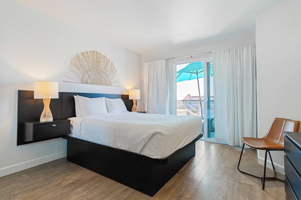 2 Cayucan Bungalows Steps to Beach + Shared Lounge Sleeps 12