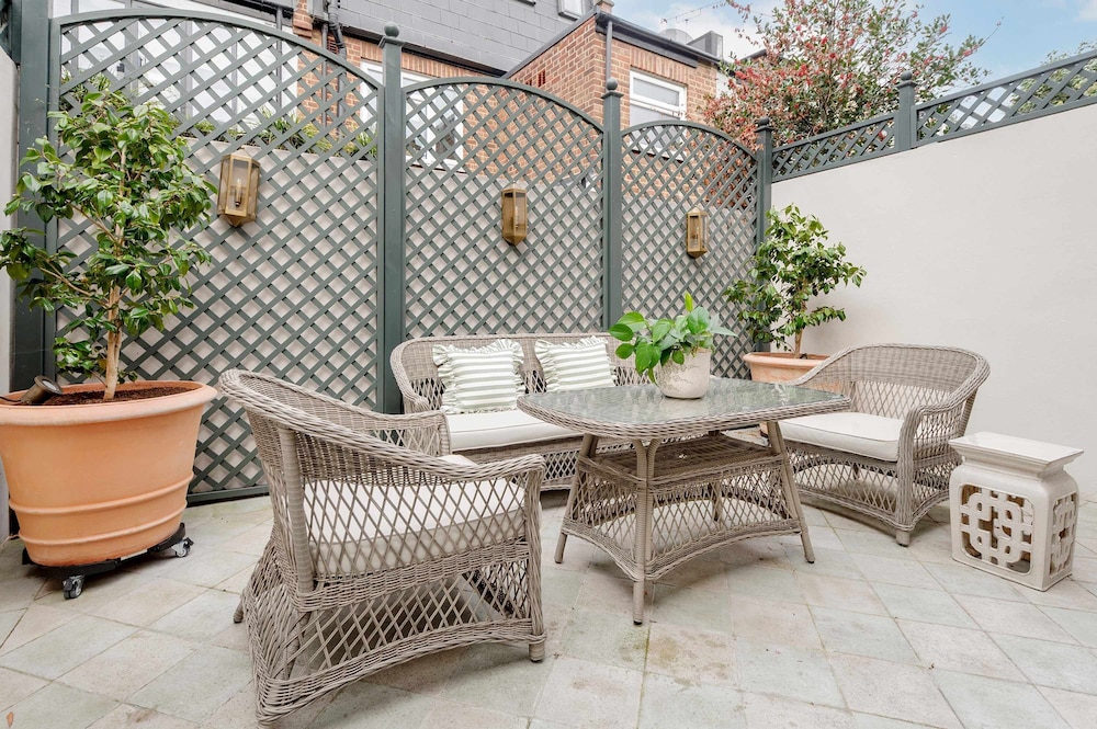 Stunning 4 bed Fulham Home With Garden