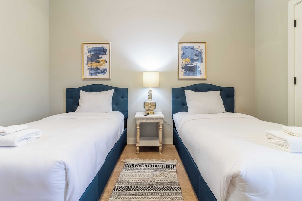 Monty by Avantstay 4bdr 4ba, Balcony w/ Outdoor Seating, 5mins to DT